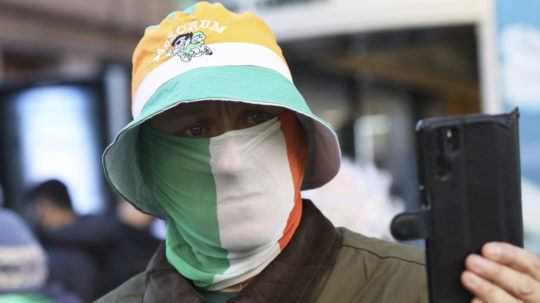 Muž s maskou vo farbe írskej zástavy.
