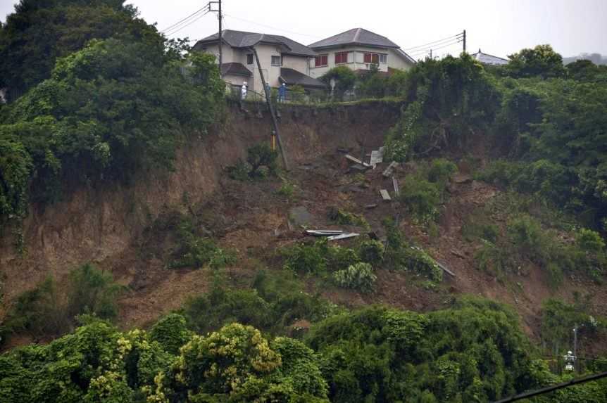 Japonsko trápia dažde a záplavy, po zosuve pôdy je nezvestných takmer 20 ľudí