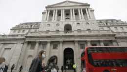 Ženy s ochrannými rúškami kráčajú okolo anglickej centrálnej banky v Londýne.