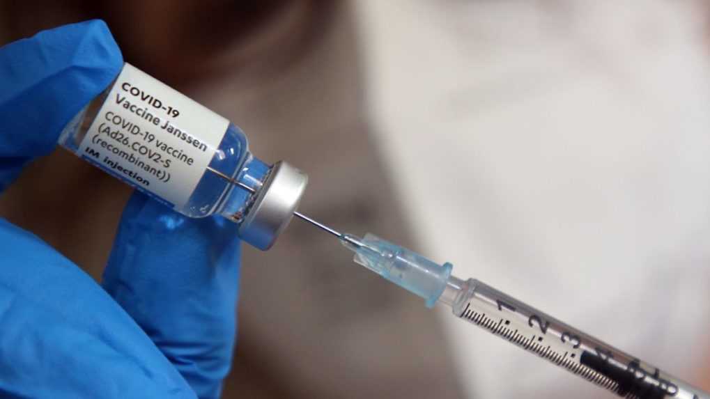 Británia ponúkne ľuďom s veľmi oslabenou imunitou tretiu dávku vakcíny