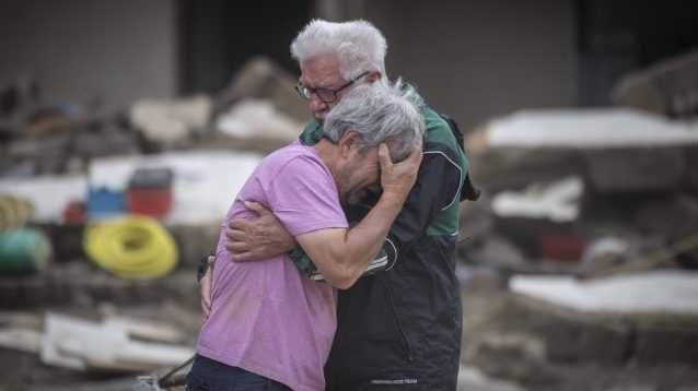Nádej na nájdenie preživších nezvestných po povodniach v Nemecku pohasína