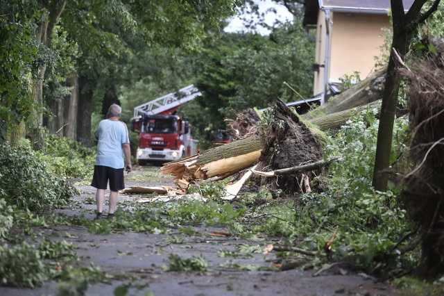 Po silných búrkach hrozia v ČR záplavy, dôsledkom silného vetra zomreli dvaja ľudia