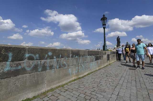 Muž, ktorý posprejoval Karlov most v Prahe, sa prihlásil na polícii