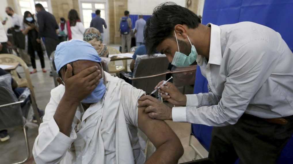 Bez očkovania sa nedostanú do lietadiel, úradov ani škôl. Pakistan sprísňuje opatrenia