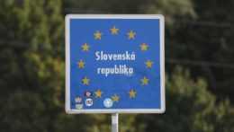 Hraničný priechod s tabuľou Slovenská republika.
