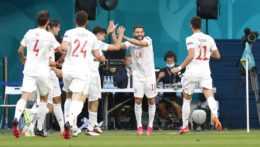 Španieli oslavujú gól.