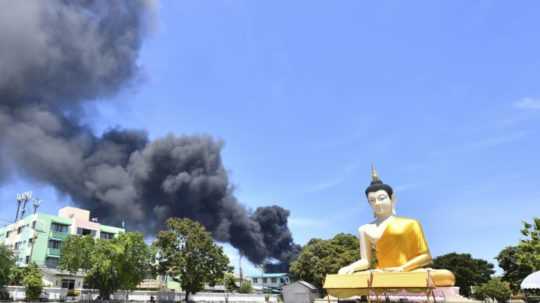 Dym stúpa po výbuchu vo fabrike na predmestí Bangkoku.