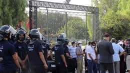 Tuniská polícia stráži vchod do parlamentu.