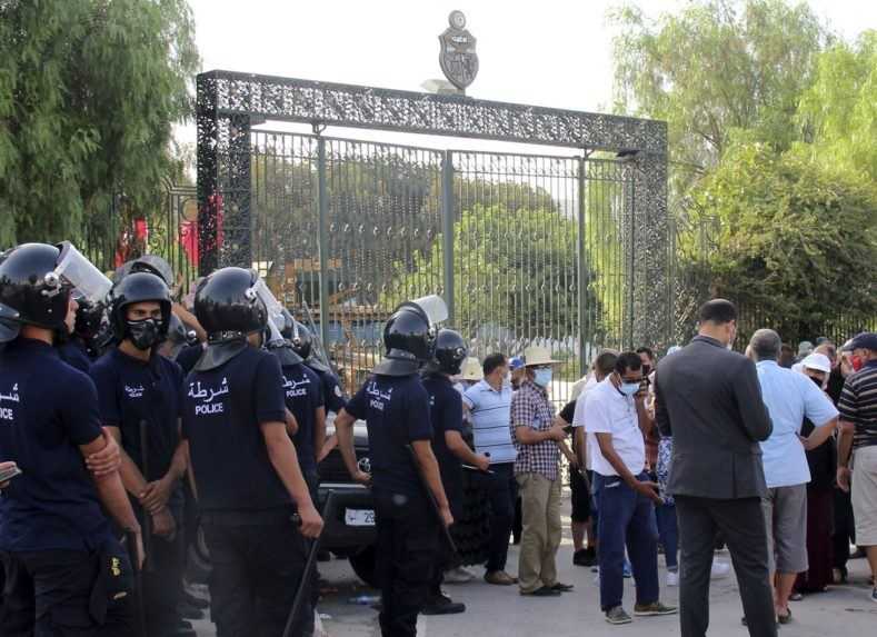 Polícia vnikla do pobočky televízie al-Džazíra v Tunise a uzavrela ju