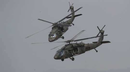 Na snímke vrtuľníky UH-60 Black Hawk.