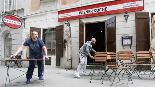 Viedeň sprísňuje opatrenia, test do reštaurácií potrebujú aj deti od šiestich rokov