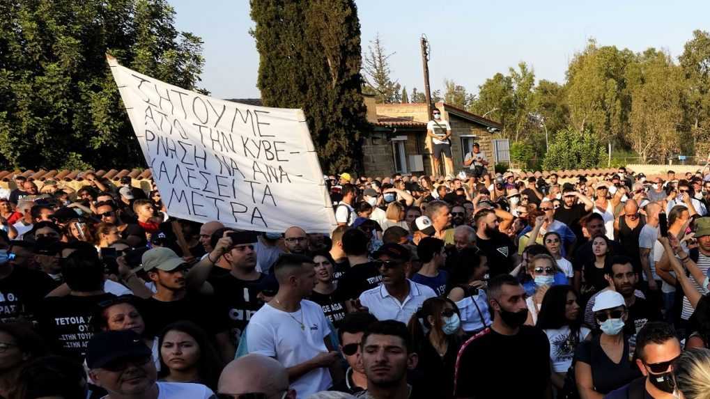 Stovky Cyperčanov protestovali proti očkovaniu a opatreniam