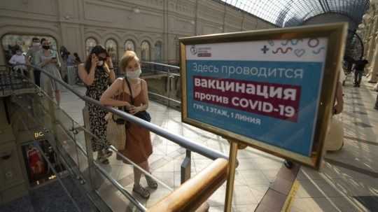 Rusko opäť hlási najvyšší denný počet úmrtí na covid, Moskva začala s revakcináciou