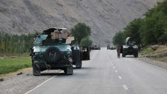 Afganskí vojaci v tankoch.