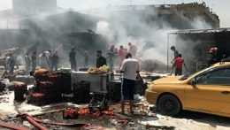 Irackí hasiči zasahujú na mieste bombového útoku na trhovisku v Bagdade.