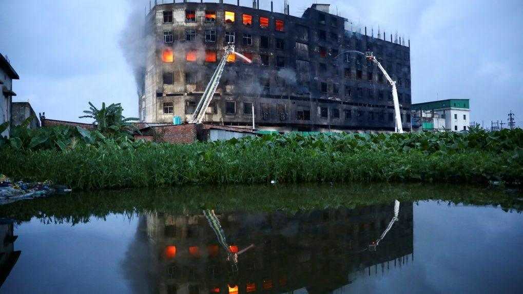 Požiar potravinárskeho podniku v Bangladéši si vyžiadal najmenej 52 obetí