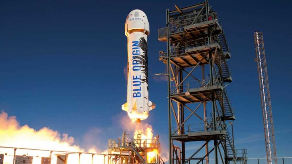 Miliardár Bezos poletí do vesmíru, posádku doplní aj najmladší a najstarší astronaut histórie