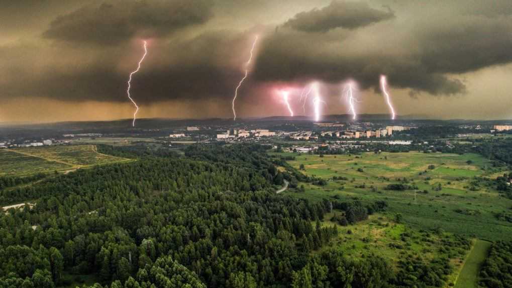 Nad poľským mestom udrelo šesť bleskov naraz, ľudia spomínajú Boží hnev