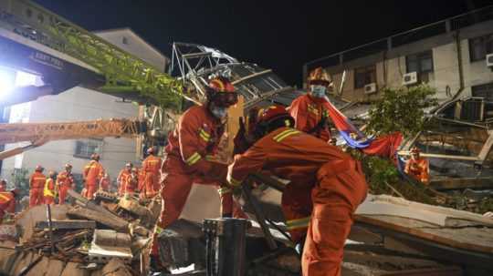 Záchranári prehľadávajú trosky hotela