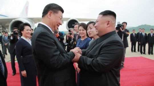 Kim Čong-un a Si Ťin-pching si podávajú ruky