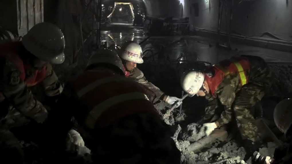 Po zrútení stavby v Číne uviazlo v zatopenom tuneli 14 osôb