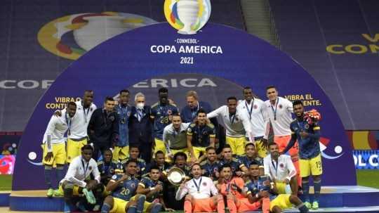 Kolumbijskí futbalisti s víťaznou trofejou.