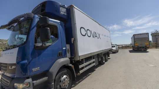 Kamión s nápisom COVAX.