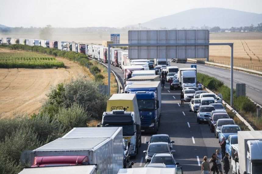 Nespokojní pendleri blokujú hraničné priechody po celom Slovensku