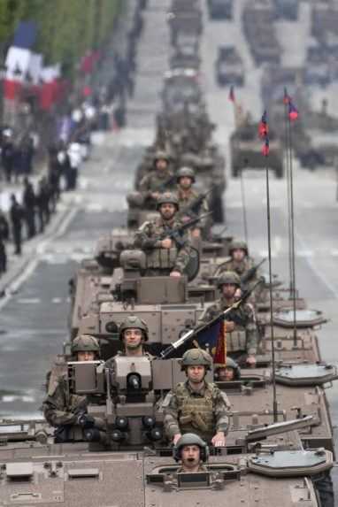 Francúzsko si veľkolepou vojenskou prehliadkou pripomína Deň dobytia Bastily