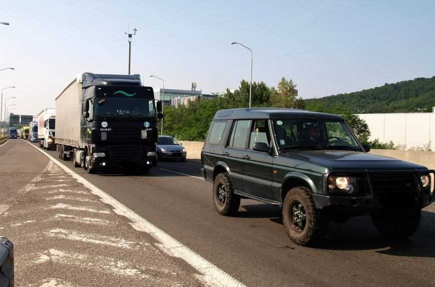 Diaľnica D2 je pre nehodu od Stupavy v smere do Bratislavy neprejazdná