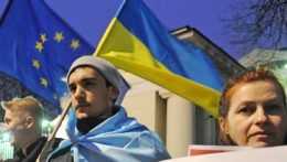 Ľudia držia vlajky Európskej únie a Ukrajiny.