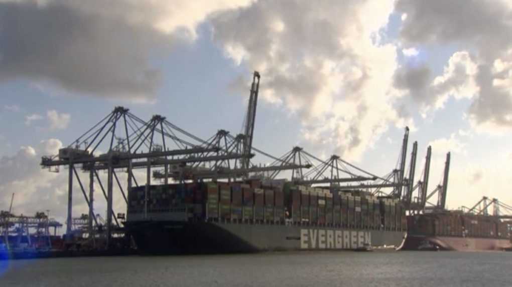 Loď, ktorá blokovala Suezský prieplav, priplávala do rotterdamského prístavu