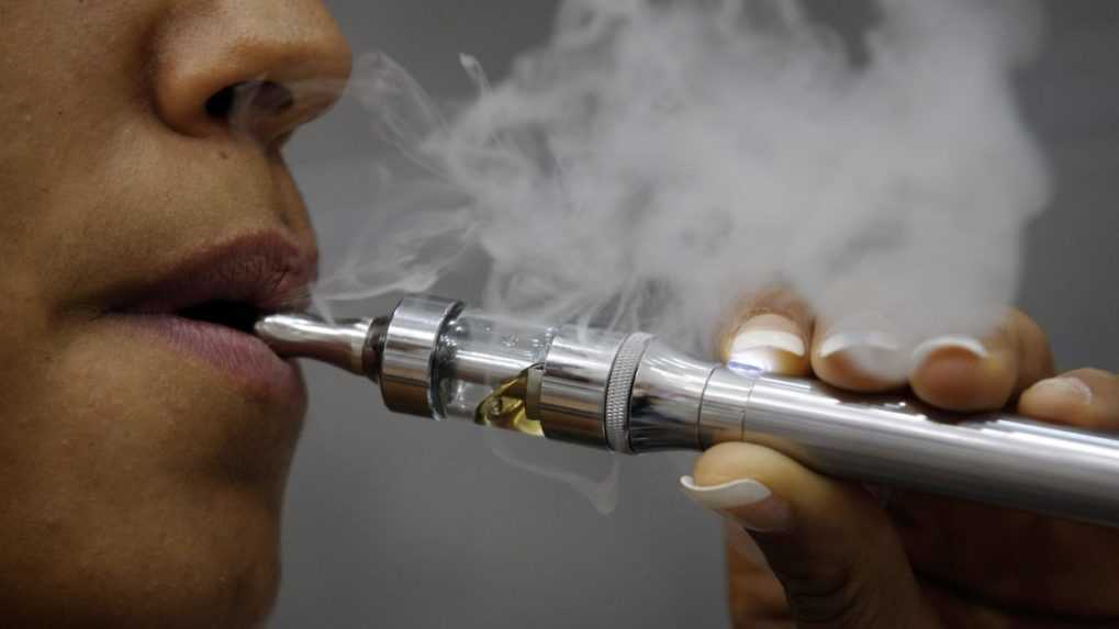 WHO vystríha pred elektronickými cigaretami, ohrozujú najmä mladých