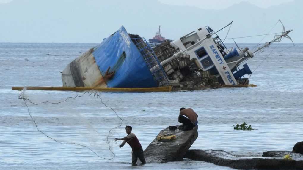 Po zrážke dvoch lodí na Filipínach hrozí znečistenie vody