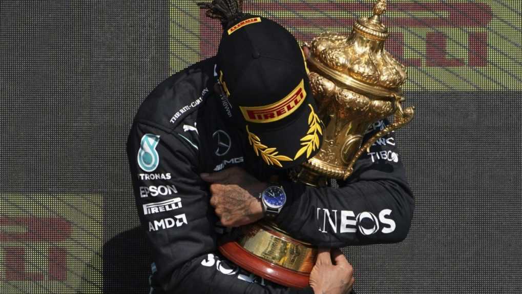 F1: Na domácom okruhu vyhral Hamilton, Verstappen havaroval v 1. kole