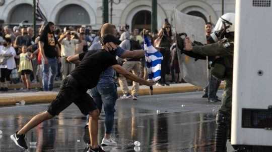 Demonštranti v Aténach.