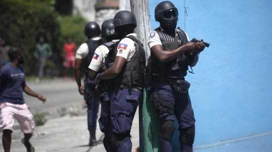 Haitskí policajti na ulici.
