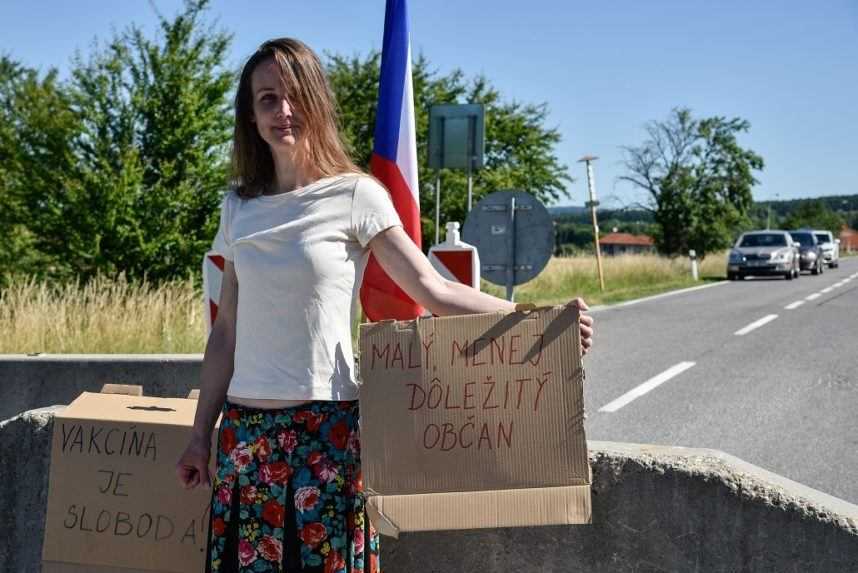 Česi odsunuli zátarasy na hraniciach so Slovenskom. Autá niekoľko minút voľne prechádzali