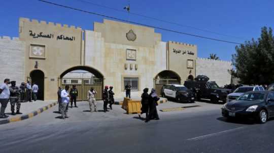 Bezpečnostné zložky stoja pred budovou súdu v Jordánsku