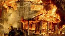 Požiar domu v Kalifornii