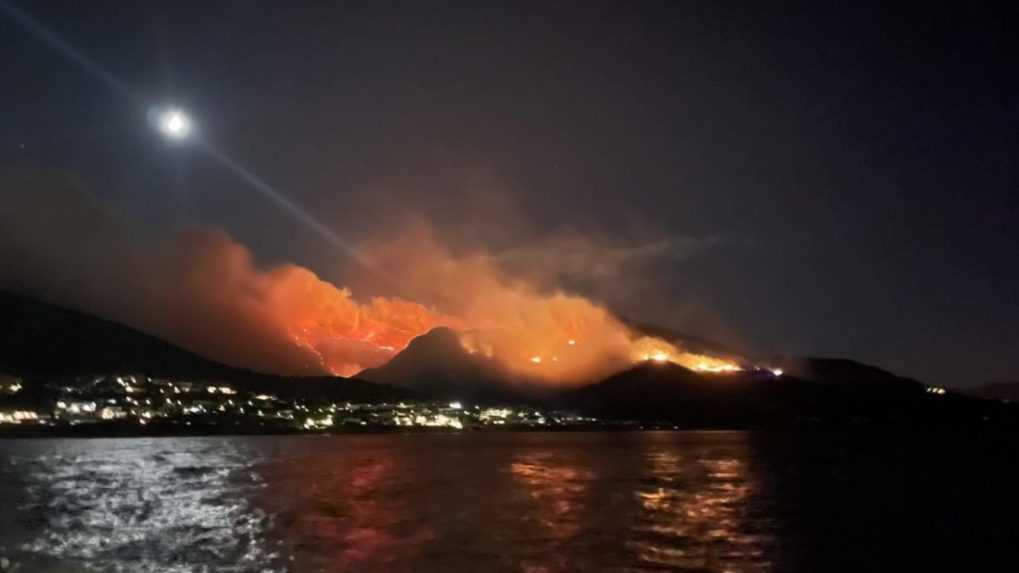 V Katalánsku horí prírodný park, evakuovali 350 osôb