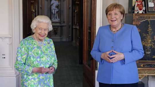 Kráľovná Alžbeta a Angela Merkelová.