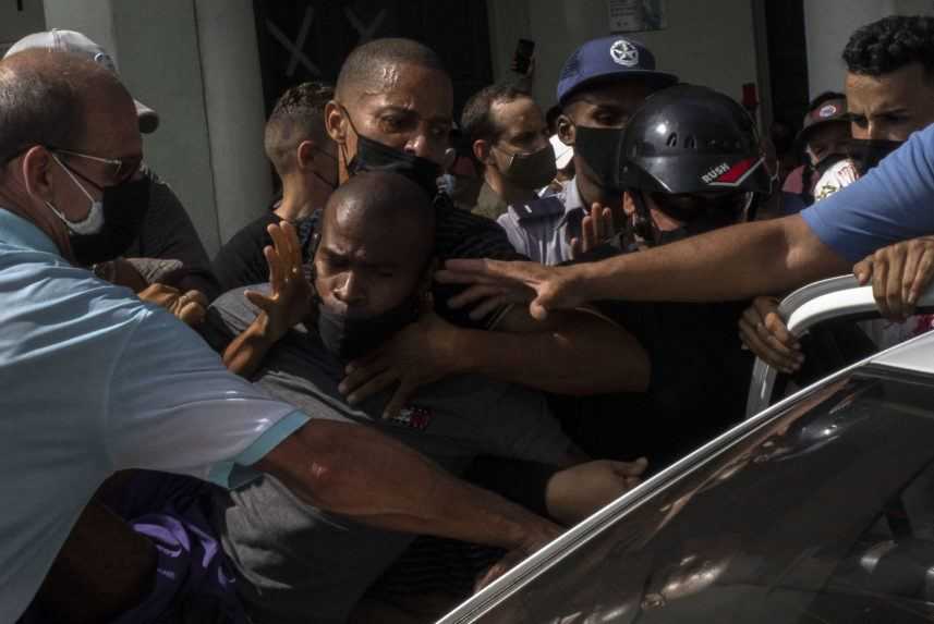 Protesty na Kube: Polícia zadržala už vyše 5 000 demonštrantov