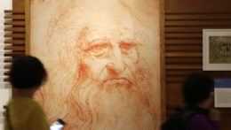 Ľudia sa pozerajú na portrét Leonarda da Vinciho.