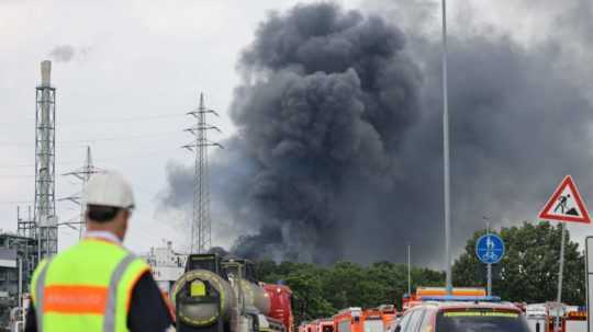 kúdol dymu po výbuchu v Leverkusene