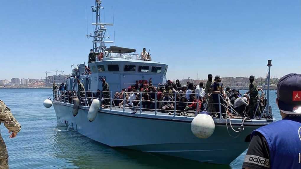 Pri pobreží Líbye sa prevrátila loď s migrantmi, zahynulo najmenej 57 osôb