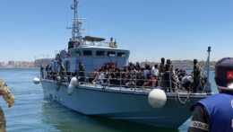 loď s migrantmi