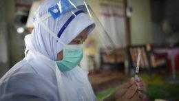 Zdravotníčka pripravuje vakcínu