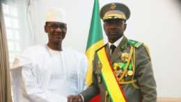 Malijský prezident Assimi Goita a premiér Choguel Kokkala Maiga