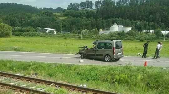 Auto po zrážke s vlakom.